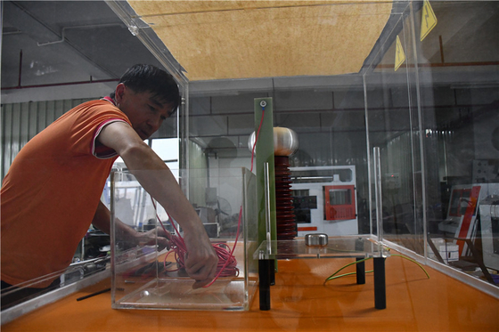 Peralatan pengujian kekuatan listrik 100KV sesuai dengan IEC 60243-1 Laboratory Test Machine